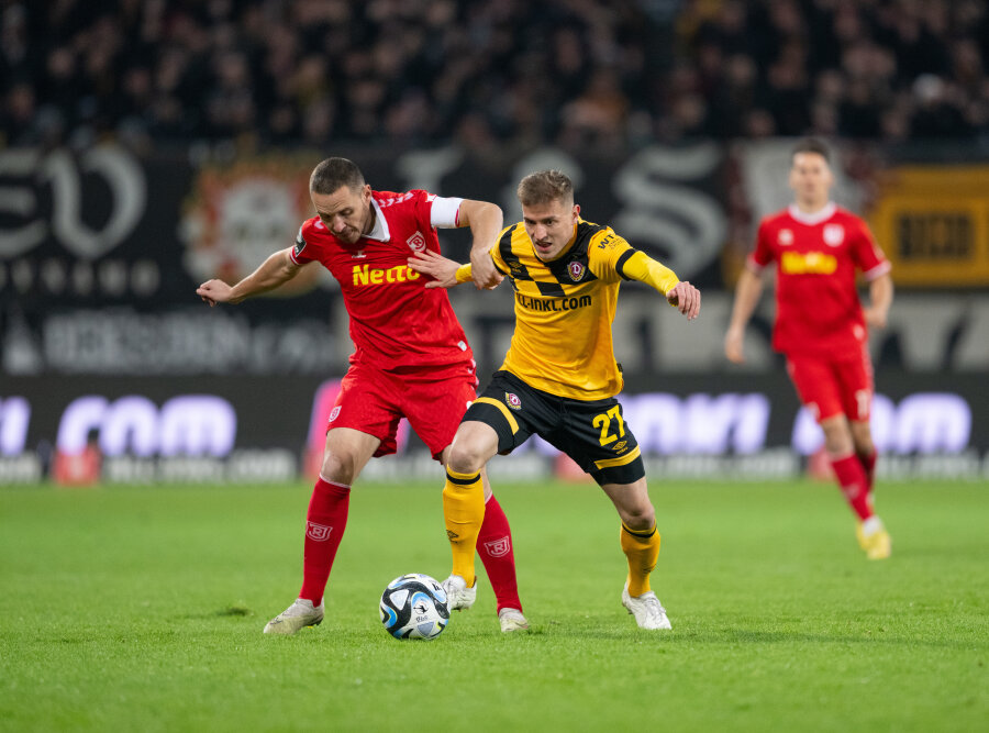 Dynamo Dresden betreibt Chancenwucher und verliert Spitzenspiel der Dritten Fußball-Liga - Das schwarz-gelbe Team dominierte gegen Regensburg, erspielte sich gute Gelegenheiten, konnte aber keine nutzen.