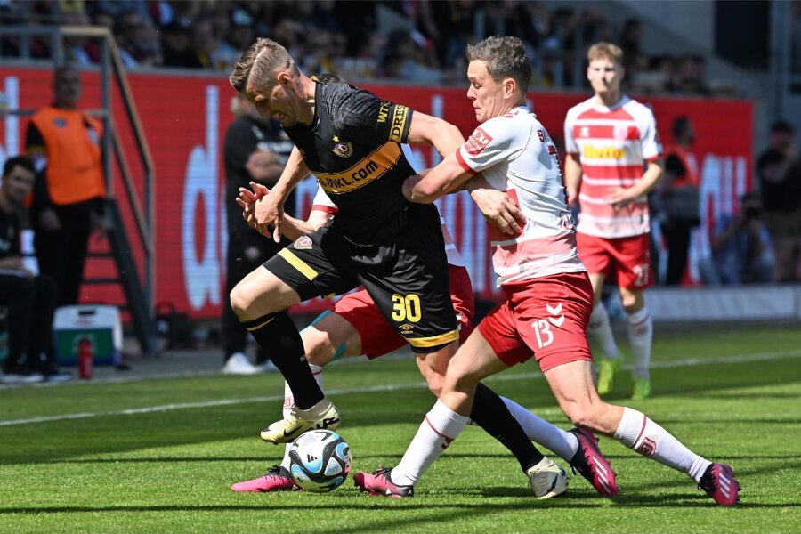 Dynamo Dresden lässt in Regensburg drei Punkte liegen - Stefan Kutschke (li.) im Zweikampf mit dem Regensburger Alexander Bittroff.