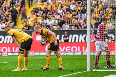 Dynamo Dresden manövriert sich mit Niederlage gegen Saarbrücken in Sackgasse - Stefan Kutschke und Paul Will lassen nach dem 0:3 die Köpfe hängen. Kevin Broll holt den Ball aus dem Tor.