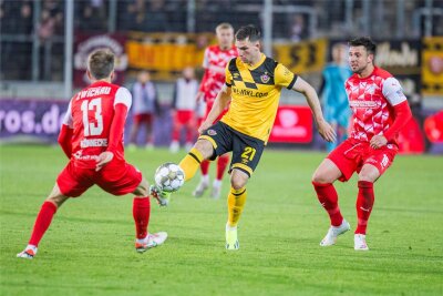 Dynamo Dresden mit positiver Energie zum Spitzenspiel nach Regensburg - Robin Meißner bringt den Ball zwischen Davy Frick und Mike Könnecke unter Kontrolle. Der Dynamo-Stürmer erzielte beider Tore im Pokalmatch gegen die Zwickauer.