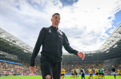 Dynamo Dresden sichert sich Platz vier: 4:0 gegen MSV Duisburg - Dynamos Stefan Kutschke geht nach dem Spiel zu den Fans.