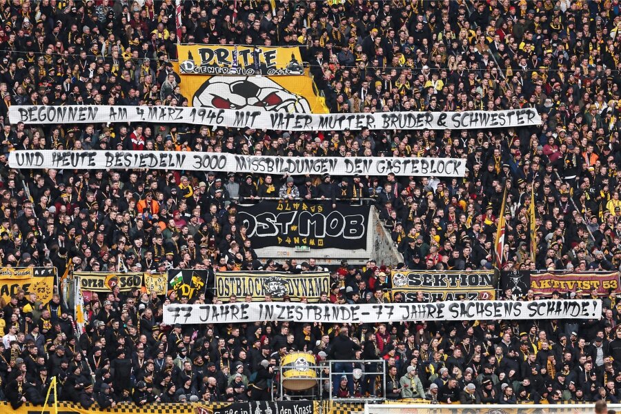 Dynamo Dresden: Staatsanwaltschaft erhebt Anklage wegen Verdachts der Volksverhetzung gegen vier Fans - Fans von Dynamo Dresden zeigten im Sachsderby gegen Aue am 4. März diese geschmacklosen Transparente.