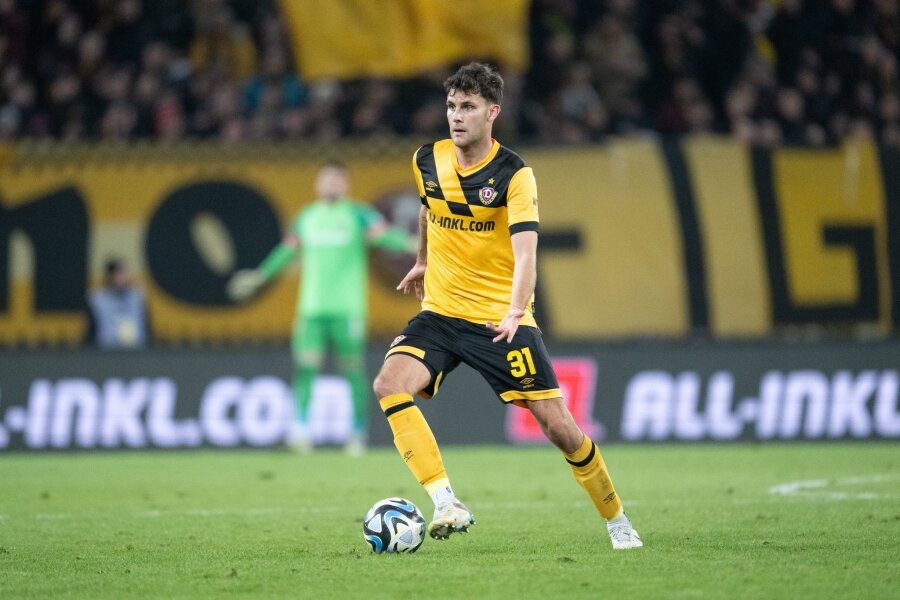 Dynamo Dresden und Lewald gehen getrennte Wege - Dynamos Jakob Lewald spielt den Ball.