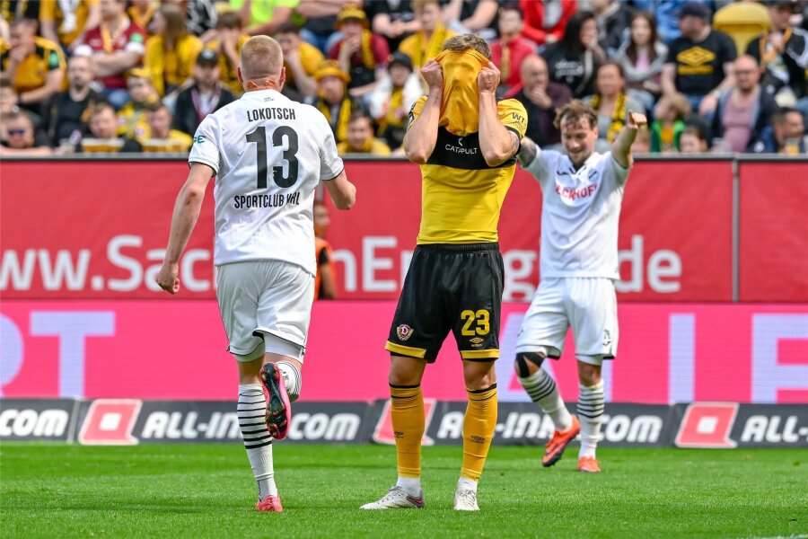 Dynamo Dresden verliert auch gegen Verl und kann Aufstieg abschreiben - Verls Torschütze Lars Lokotsch dreht jubelnd ab, Dresdens Lars Bünning kann es nicht fassen.