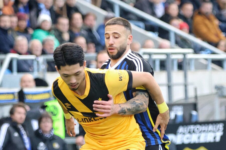 Dynamo Dresden verliert hitziges, aggressives Nachholspiel in Saarbrücken - Kyu-Hyun Park (vorn) und Calogero Rizzuto im Zweikampf.