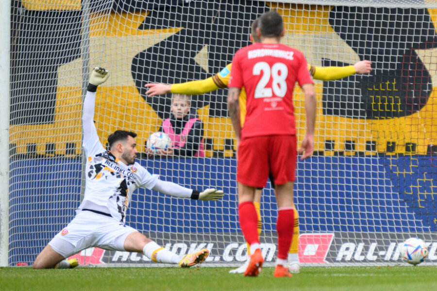 Dynamos Torwart Stefan Drljaca kann das Tor zum 0:1 nicht verhindern.