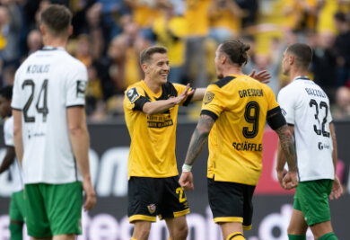 Dynamo Dresden verteidigt Tabellenführung gegen Münster - Dynamos Manuel Schäffler (r) jubelt nach seinem Tor zum 1:0 mit Niklas Hauptmann.