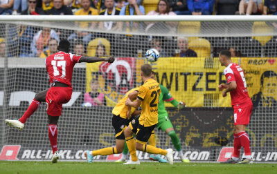 Dynamo Dresden: Vier Tore, viele vergebene Chancen und einmal Rot - Bielefelds Merveille Biankadi (l) trifft zum 1:2.