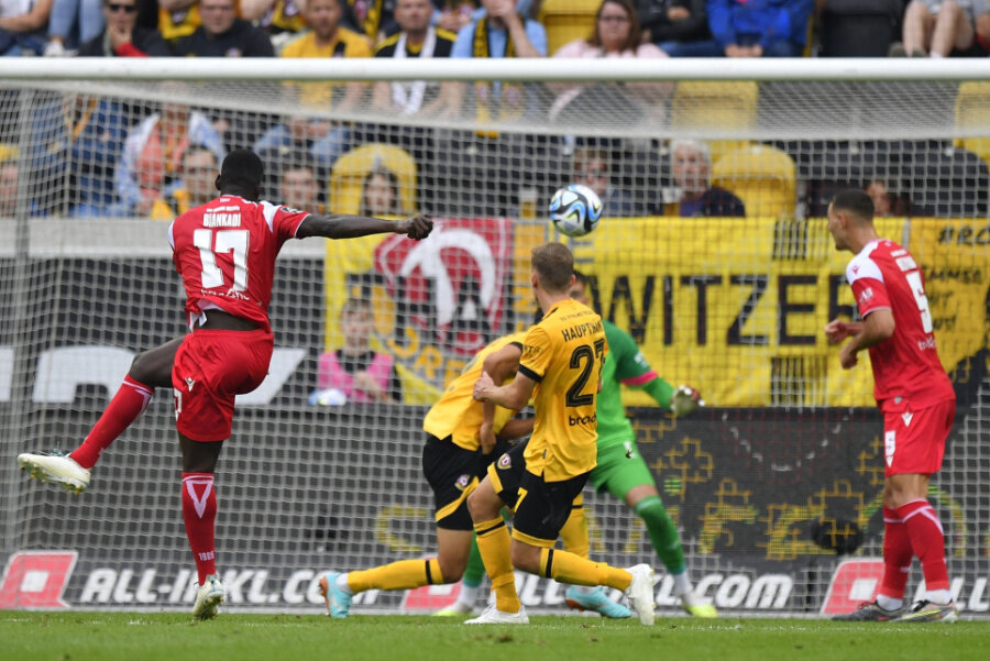 Dynamo Dresden: Vier Tore, viele vergebene Chancen und einmal Rot - Bielefelds Merveille Biankadi (l) trifft zum 1:2.