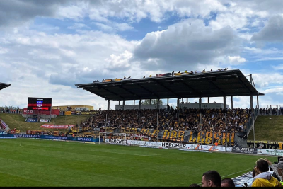 Dynamo-Fans auf Tribünendach des Gästeblocks: Aufregung vor Anpfiff gegen FSV Zwickau - 