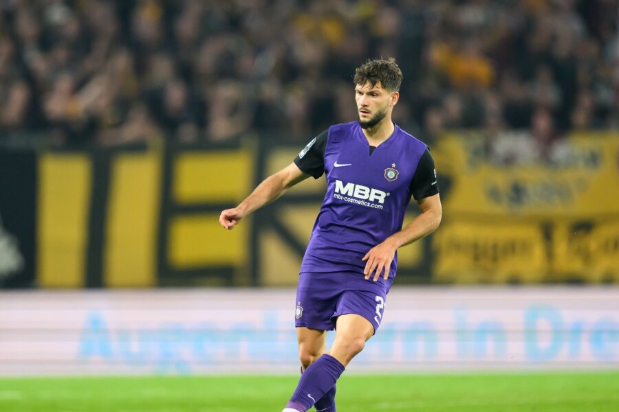 Dynamo hakt Aufstieg ab - Aue hat ein neues Ziel - Aues Marco Schikora spielt den Ball.