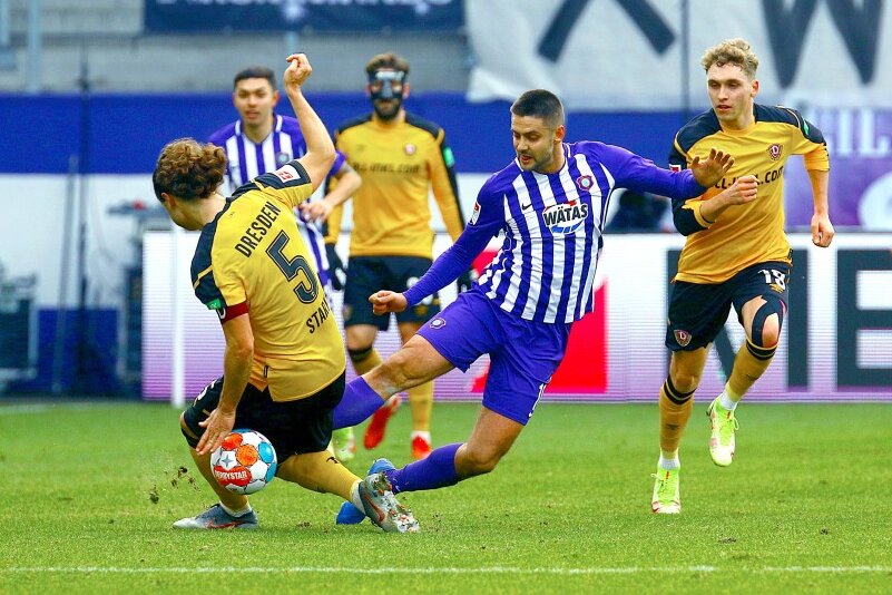 Dynamo nutzt Männels Patzer - Aue unterliegt im Sachsenderby gegen Dresden mit 0:1 - Einsatzstark kämpfen Yannick Stark (Dresden, links) und Dimitrij Nazarov (Aue) um den Ball.