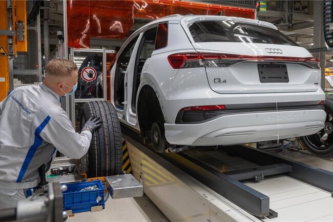 E-Audi-Produktion: Know-How soll von Zwickau in andere Werke getragen werden - Mitarbeiter im Volkswagen-Werk in Zwickau montieren einen Audi Q4 e-tron. Ein gutes halbes Jahr nach dem Start des SUV hat sich Zwickau für Audi zum größten Produktionsstandort für E-Autos entwickelt. 