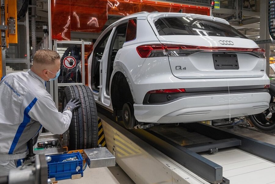 E-Audi-Produktion: Know-How soll von Zwickau in andere Werke getragen werden - Mitarbeiter im Volkswagen-Werk in Zwickau montieren einen Audi Q4 e-tron. Ein gutes halbes Jahr nach dem Start des SUV hat sich Zwickau für Audi zum größten Produktionsstandort für E-Autos entwickelt. 