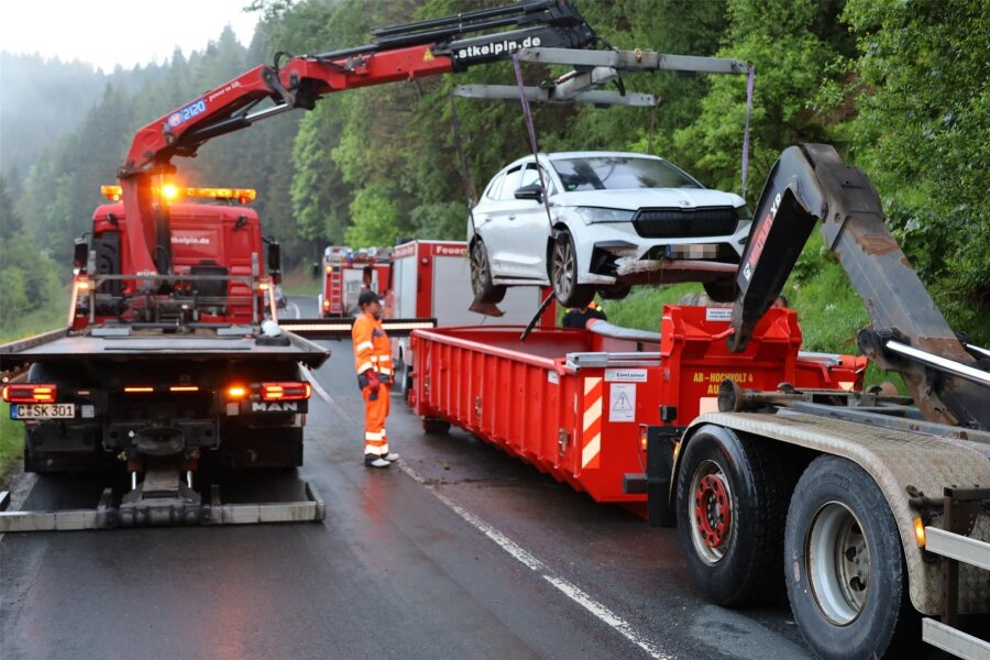 E-Auto kracht im Erzgebirge gegen Böschung - Hochvoltcontainer im Einsatz - Unfall auf der S 272. Das verunglückte E-Auto musste in einem Hochvoltcontainer abtransportiert werden.