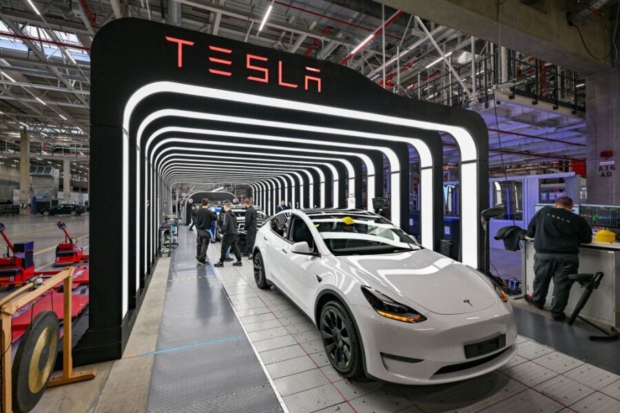 Mitarbeiter der Tesla Gigafactory Berlin Brandenburg arbeiten an der Endkontrolle der fertigen Elektrofahrzeuge vom Typ Model Y.