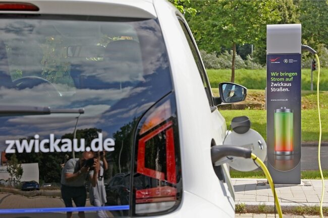 E-Autos: Stadt Zwickau soll neue 50 Ladesäulen, aber nur eine Schnellladesäule bekommen - Die erste von mehr als 50 geplanten neuen Ladesäulen ist am Alten Gasometer in Zwickau eingeweiht worden. 