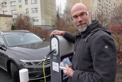 E-Autos: Warum das Laden für einen Zwickauer zur Rechenstunde wird - Torsten Ullmann aus Zwickau nutzt eine öffentliche Ladesäule. Inzwischen besitzt er von vier Anbietern vier unterschiedliche Ladekarten, die er zum Abrechnen nutzt. 