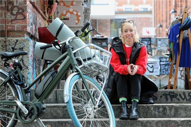 E-Bike-Abo - lohnt sich das? - Carla Senf betreibt in Leipzig zwei Studios für spezielle Fitnesskurse, sogenanntes Barre-Workout. Fürs Pendeln zwischen Arbeit und zu Hause nutzt sie ein E-Bike der Marke Swapfiets. Das Pedelec mit dem markanten blauen Vorderreifen hat die 42-Jährige nicht gekauft, sondern abonniert. 