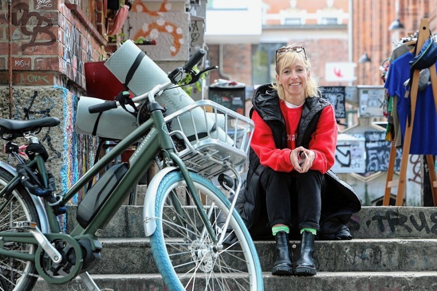 Carla Senf betreibt in Leipzig zwei Studios für spezielle Fitnesskurse, sogenanntes Barre-Workout. Fürs Pendeln zwischen Arbeit und zu Hause nutzt sie ein E-Bike der Marke Swapfiets. Das Pedelec mit dem markanten blauen Vorderreifen hat die 42-Jährige nicht gekauft, sondern abonniert. 
