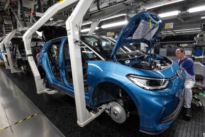 E-Mobilität: Wie Autozulieferer in Südwestsachsen fit gemacht werden - Das Werk von Volkswagen Sachsen in Zwickau stellt ausschließlich Elektroautos her. Hier wird ein Modell der neuen Generation des ID.3 montiert.