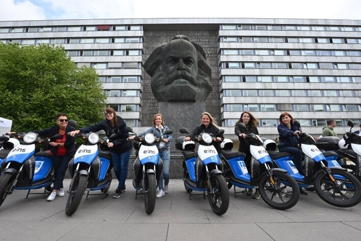 In Chemnitz stehen 30 E-Mopeds zum Ausleihen bereit. In den ersten vier Wochen gab es bislang nur rund 300 Buchungen und so insgesamt 1700 gefahrene Kilometer. 