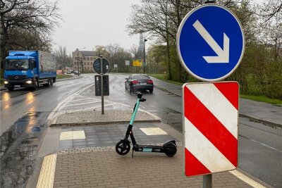 E-Roller auf Verkehrsinsel - Falsch abgestellte Fahrzeuge bereiten Anbietern in Zwickau Arbeit - Nutzer von E-Rollern wählen mitunter ungewöhnliche Parkplätze, so wie hier auf einer Verkehrsinsel an der Reichenbacher Straße. 