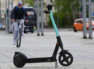 E-Scooter in Chemnitz: Mobilitäts-Gewinn oder Verkehrshindernis? - Ein Elektro-Tretroller steht auf dem Fußweg an der Straße der Nationen. Hier ist genügend Platz, ihm auszuweichen. Nicht selten blockieren die Scooter aber Gehwege. 