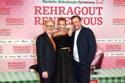 Simon Schwarz (links), Lisa Maria Potthoff und Sebastian Bezzel bei der Premiere von "Rehragout-Rendezvous" in München. 
