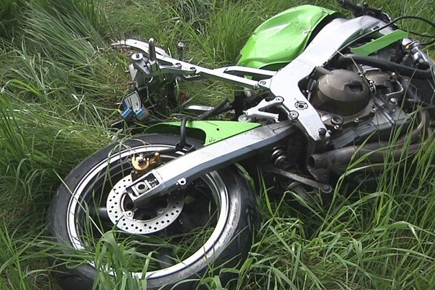 Bei einem Unfall auf der Straße zwischen Schönfels und Hirschfeld ist am Freitag ein Biker ums Leben gekommen.