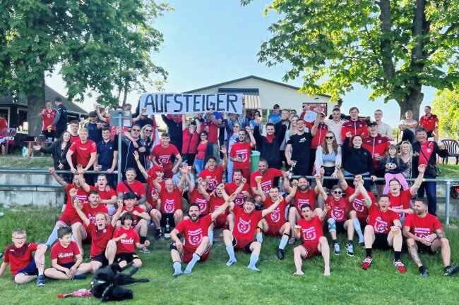 Ebersbrunner SV packt mit Aufstieg eine Premiere - Die Anhänger des Ebersbrunner SV hatten das Plakat schon vorbereitet und auch die Aufstiegsshirts lagen am Sonntag bereit. Am Ende schaffte die Mannschaft den erstmaligen Sprung in die Westsachsenliga. 