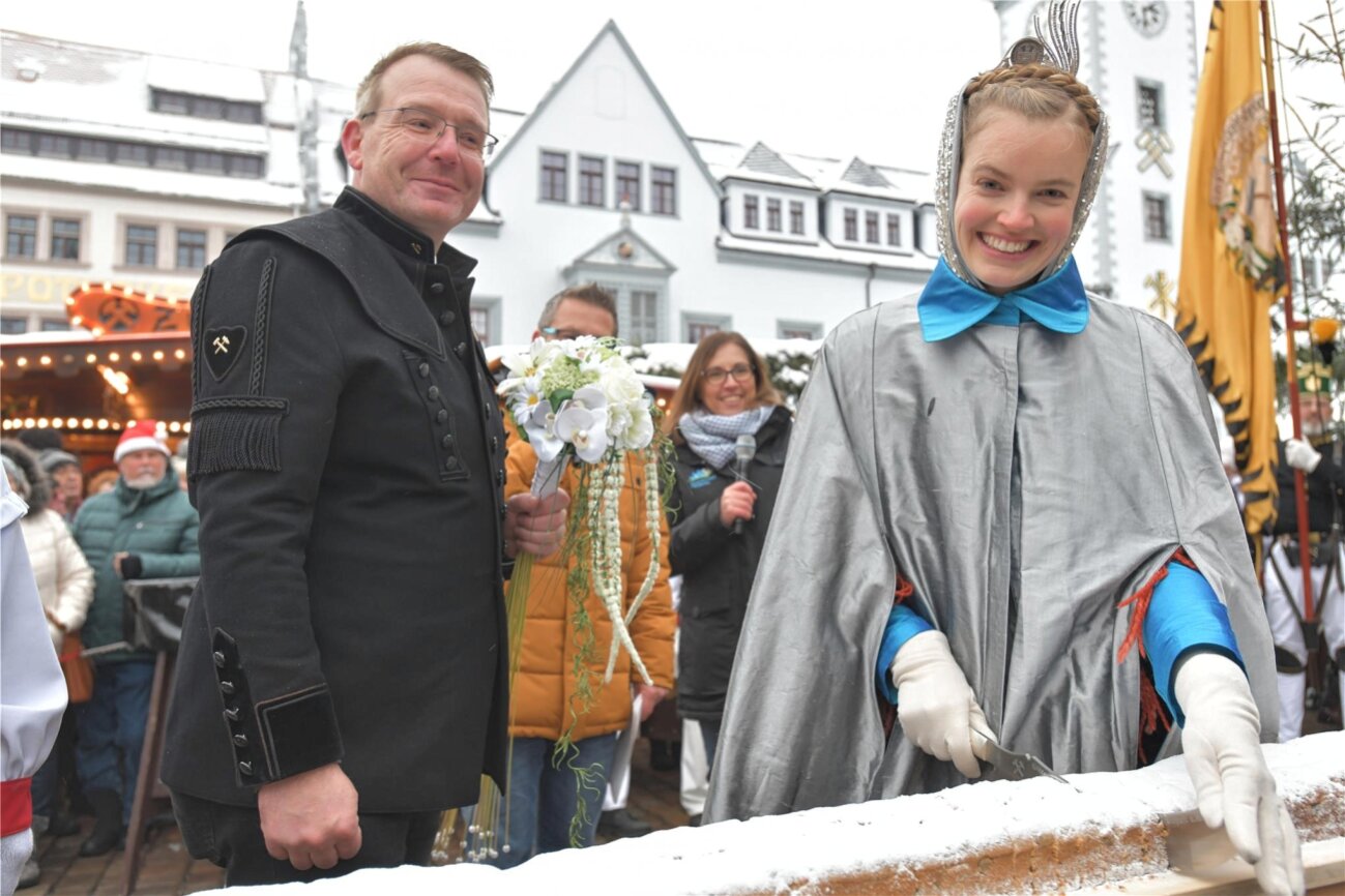 Echter Erzgebirgsstollen Geht Auf Dem Christmarkt In Freiberg Weg Wie ...