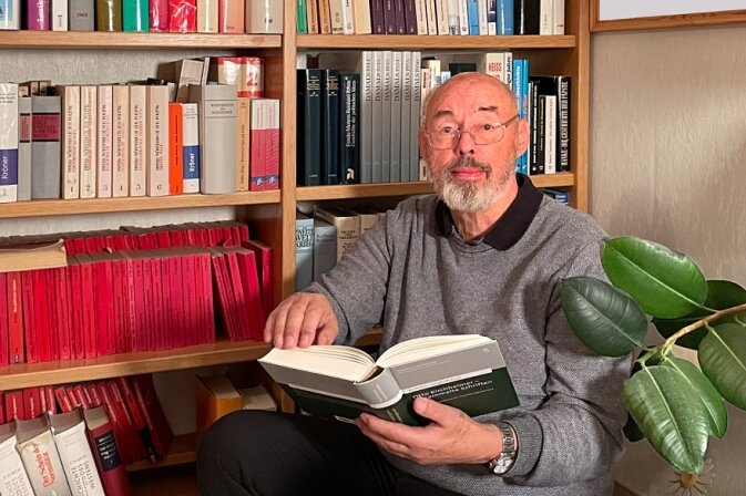 Eckhard Jesse, der sich selbst als Stubenhocker bezeichnet, hütet in seinem Haus in Niederbobritzsch einen Schatz von mehr als 30.000 Büchern.