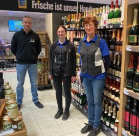 Edeka-Markt in Eppendorf erneut mit Spitzen-Auszubildende - Christian Gabriel mit Clara Gläser (Mitte) und Gabi Wiesner, die im Markt in Eppendorf die Auszubildenden betreut. 