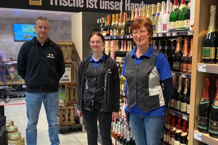 Edeka-Markt in Eppendorf erneut mit Spitzen-Auszubildende - Christian Gabriel mit Clara Gläser (Mitte) und Gabi Wiesner, die im Markt in Eppendorf die Auszubildenden betreut. 