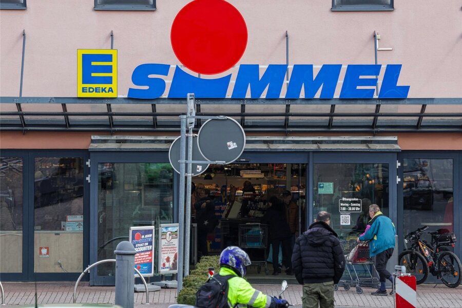Edeka-Simmel-Angestellte von Kunden bedroht: Hat Peter Simmel deshalb seine Anti-Nazi-Prospekte zurückgenommen? - Der Eingang zum Simmel-Markt in Meerane. In vielen Filialen lagen die Anti-Nazi-Prospekte aus.