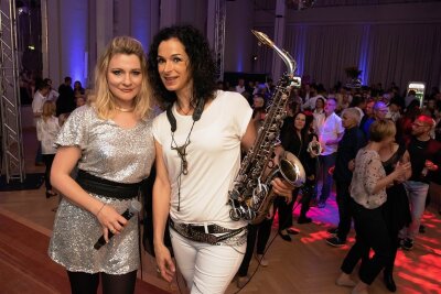 Edeldisco mit Glanz und Glamour: So kam die Neuauflage der "Nachtschwärmerei" in Bad Elster an - Sängerin Sandra Kotzlik (links) und Saxofonistin Angela Puxi standen zur Nachtschwärmerei im Kurhaus auf der Bühne.
