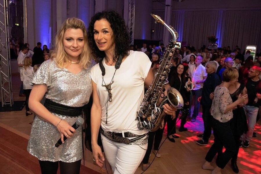 Sängerin Sandra Kotzlik (links) und Saxofonistin Angela Puxi standen zur Nachtschwärmerei im Kurhaus auf der Bühne.