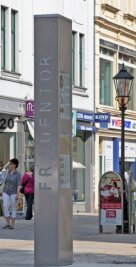 
              <p class="artikelinhalt">Die Edelstahl-Stele Frauentor steht eingangs der Inneren Plauenschen Straße  </p>
            