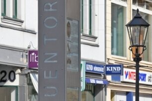 
              <p class="artikelinhalt">Die Edelstahl-Stele Frauentor steht eingangs der Inneren Plauenschen Straße  </p>
            