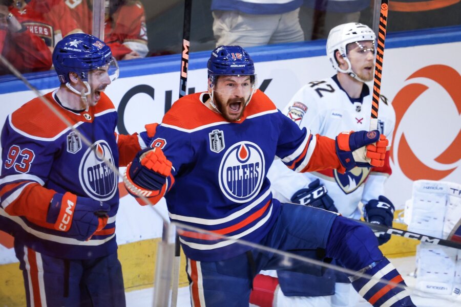 Edmonton Oilers schaffen historisches Comeback - Zach Hyman (M) von den Edmonton Oilers feiert sein Tor.