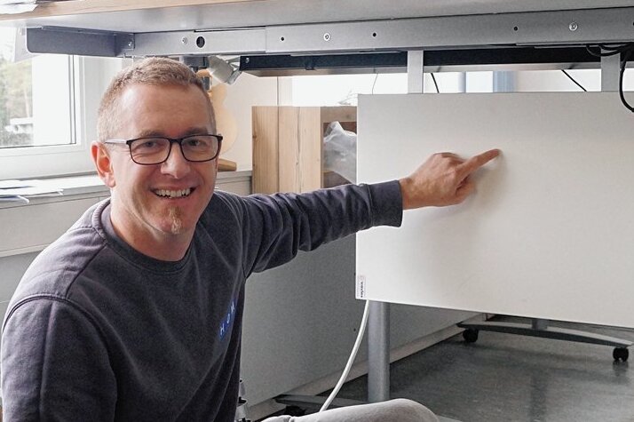 Effektiver heizen: Möbelfirma in Hammerbrücke bringt Schreibtisch mit Heizung auf den Markt - David Seidel präsentiert den Schreibtisch mit Infrarot-Heizung.