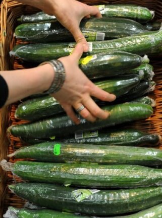 Eine Verkäuferin nimmt in einem Supermarkt im schleswig-holsteinischen Hohenwestedt spanische Salatgurken aus dem Verkaufsregal. Das Hamburger Hygiene-Institut hat Salatgurken aus Spanien als Träger der gefährlichen EHEC-Erreger identifiziert.