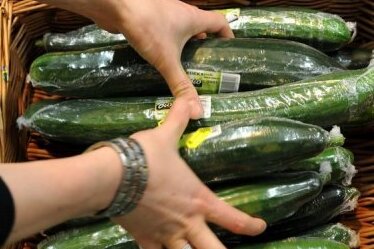 Eine Verkäuferin nimmt in einem Supermarkt im schleswig-holsteinischen Hohenwestedt spanische Salatgurken aus dem Verkaufsregal. Das Hamburger Hygiene-Institut hat Salatgurken aus Spanien als Träger der gefährlichen EHEC-Erreger identifiziert.
