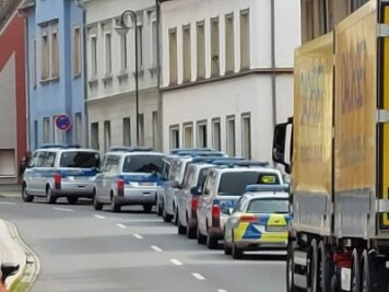 Ehefrau und Angehörige mit Messer verletzt: 45-Jähriger in Penig festgenommen - Ein Großaufgebot sorgte in Geringswalde für erhebliches Aufsehen.