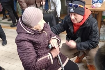 Ehemalige Geringswalderin schwingt Kelle für Flüchtlinge - Patrick Romstedt unterstützte eine 93-Jährige. 