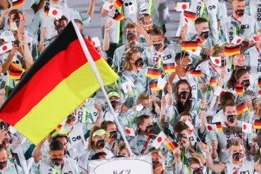 Ehemalige jubeln und leiden mit - Einmarsch der deutschen Delegation zur Eröffnungsfeier der Olympischen Spiele am vergangenen Freitagabend in Tokio. 
