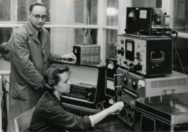 Ehemalige Mitarbeiter wollen Stern-Radio-Museum aufbauen - Historische Aufnahmen aus der Rundfunkgeräte-Produktion bei Stern-Radio Rochlitz, wie hier von der Endprüfung aus dem Jahr 1960, sind bei den Initiatoren des Stern-Radio-Museums gefragt. Sie wollen nicht nur Technik ausstellen, sondern auch eine Chronik anfertigen.