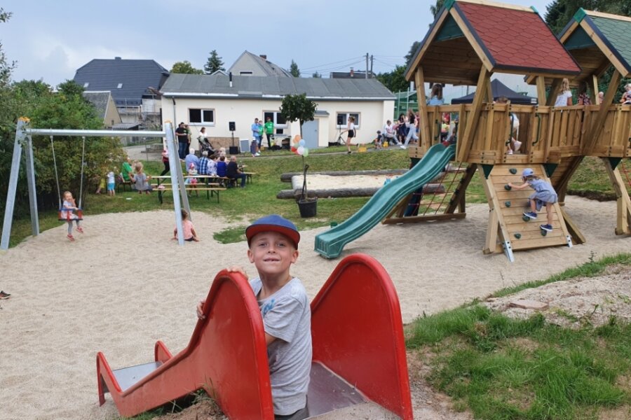 Ehemalige Schlittschuhbahn wird wieder zum Anlaufpunkt - Auch Elias freut sich über den neuen Witzschdorfer Spielplatz. 