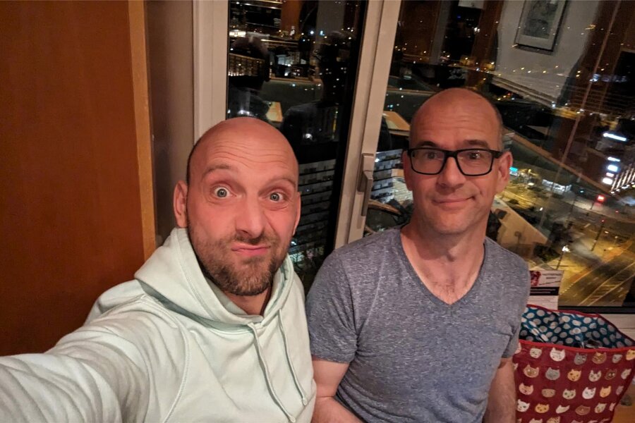 Ehemaliger Chemnitzer CWE-Chef Uhle startet Podcast - Boris Kaiser und Sören Uhle (r.) im 26. Stock des Kongress-Hotels. Hier wird ihr Podcast „Chemnitz be Like“ aufgezeichnet.